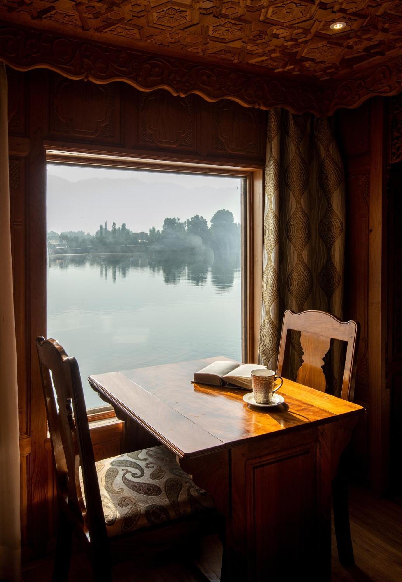 Mascot Houseboats Hotel Srīnagar Exterior foto