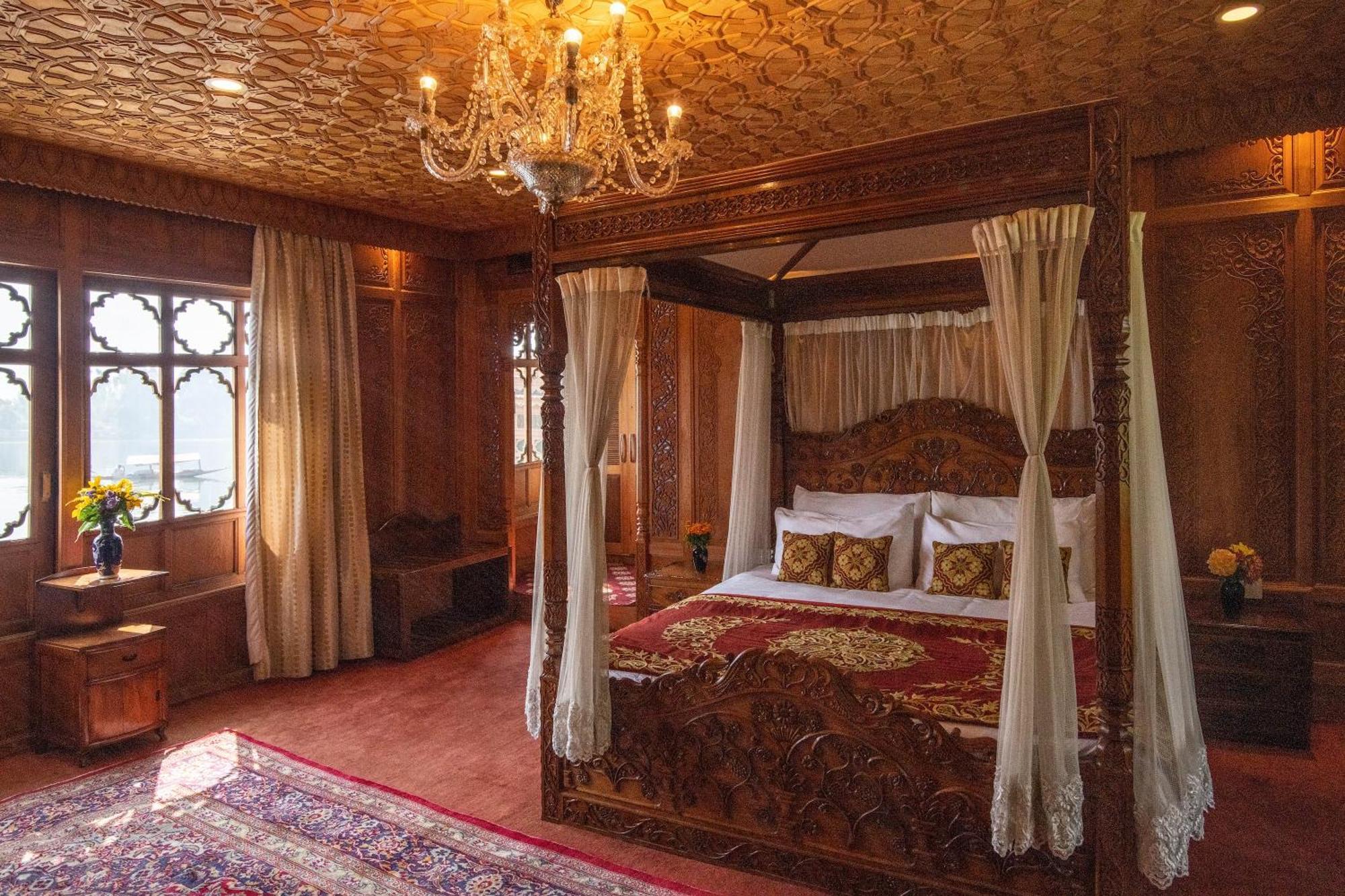 Mascot Houseboats Hotel Srīnagar Exterior foto
