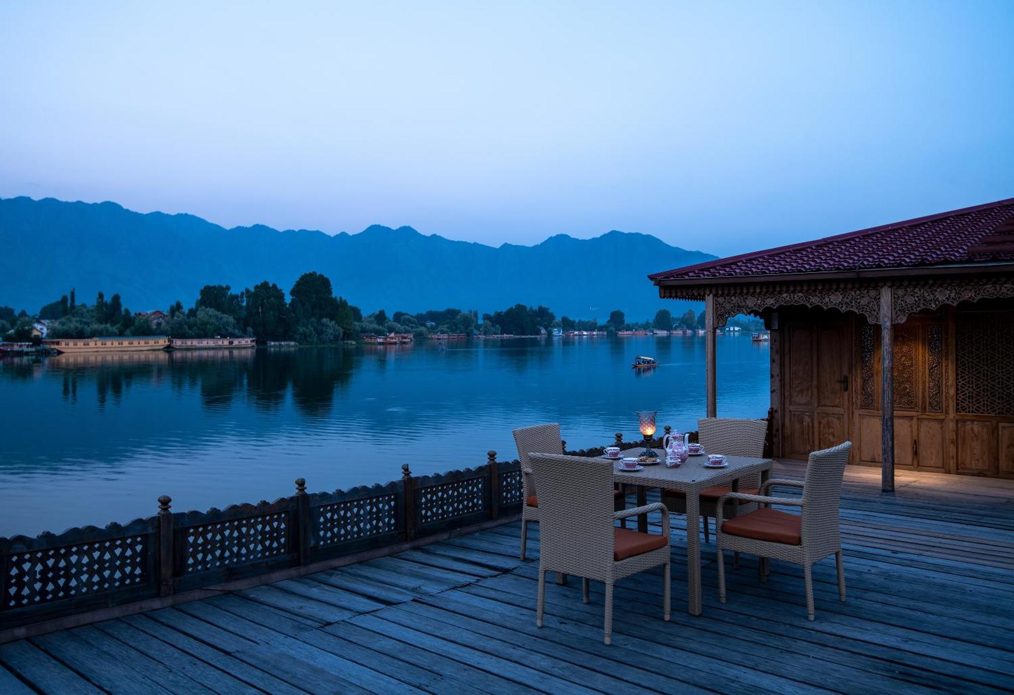 Mascot Houseboats Hotel Srīnagar Exterior foto