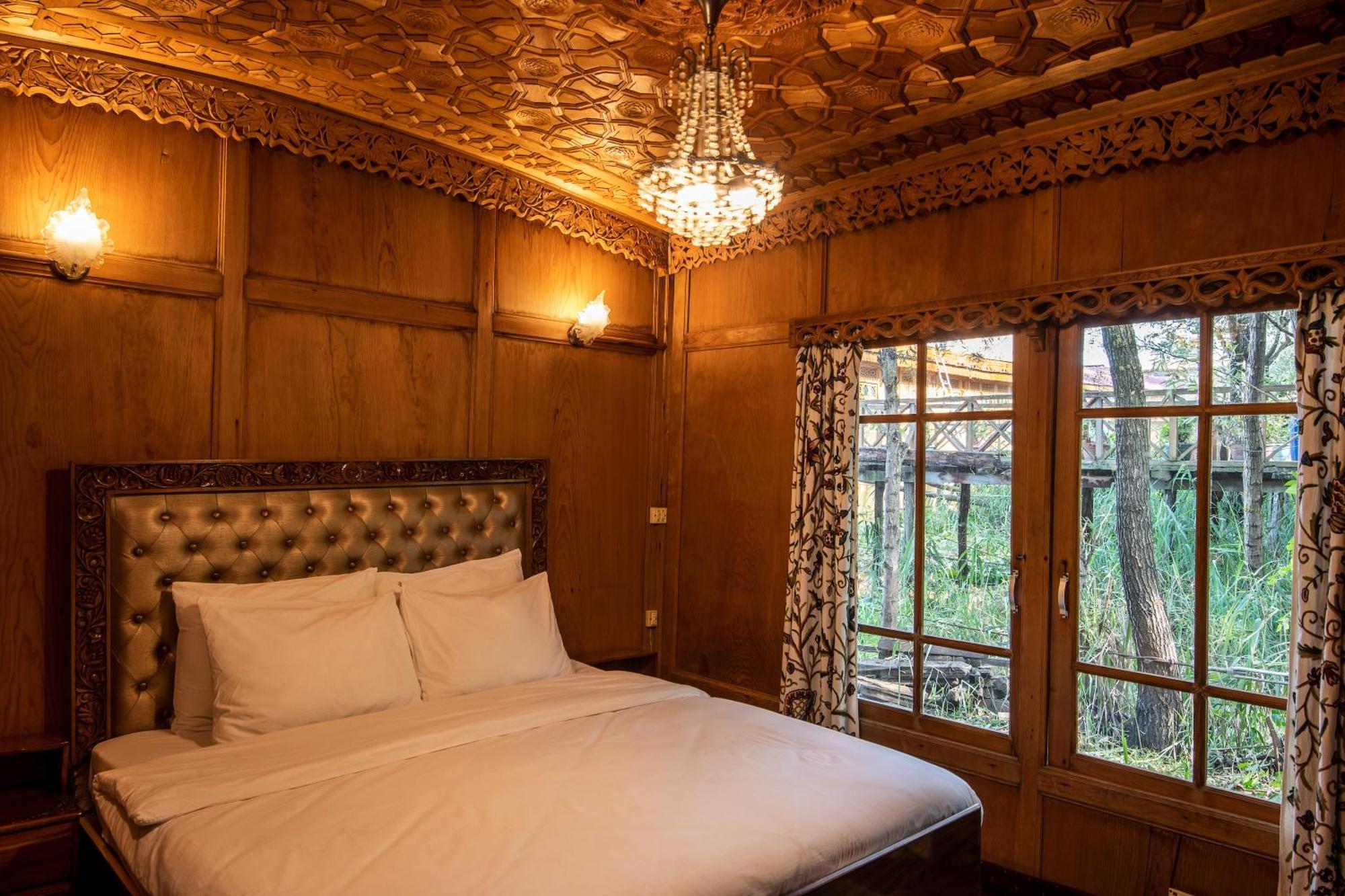 Mascot Houseboats Hotel Srīnagar Exterior foto