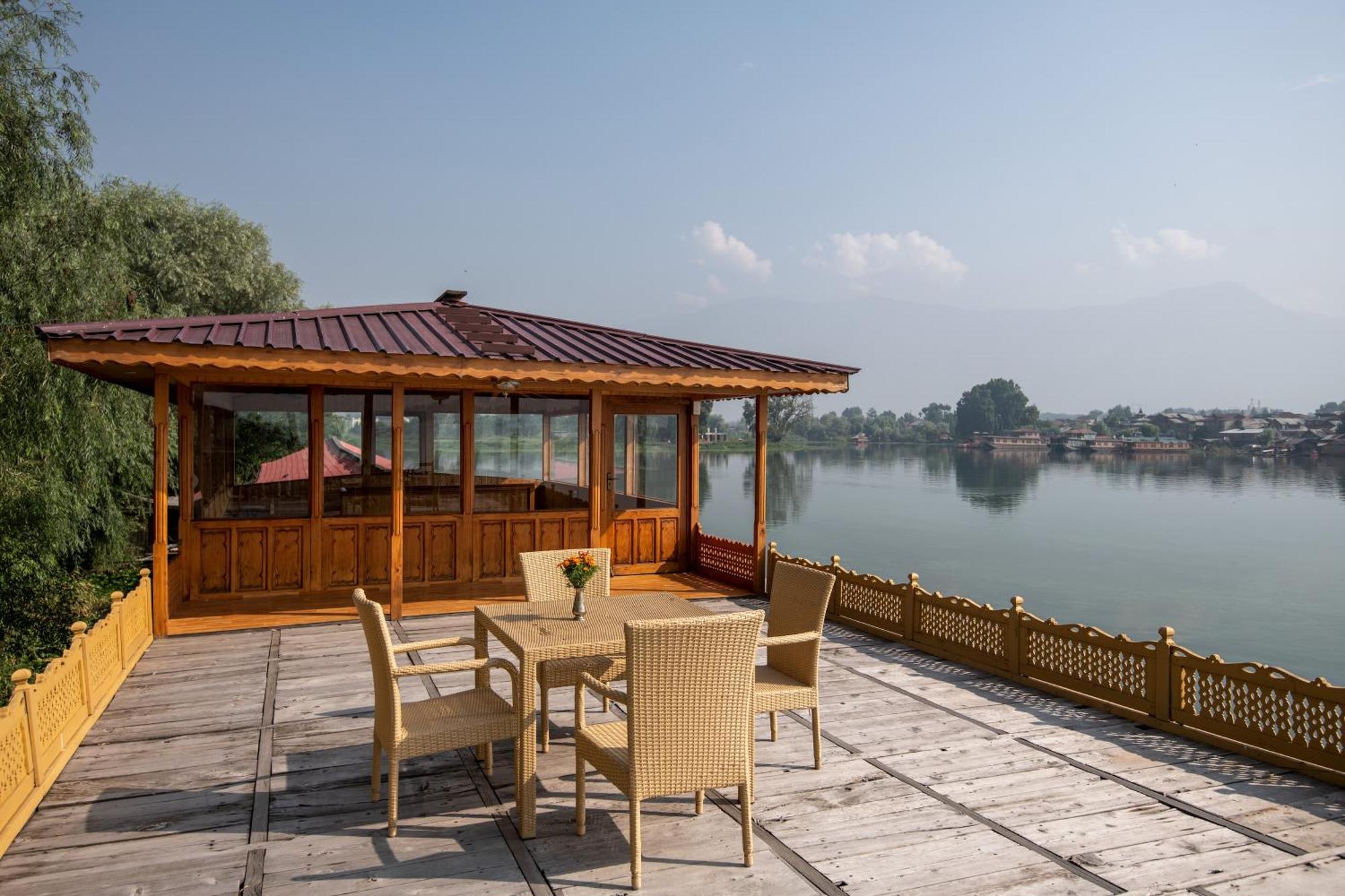 Mascot Houseboats Hotel Srīnagar Exterior foto