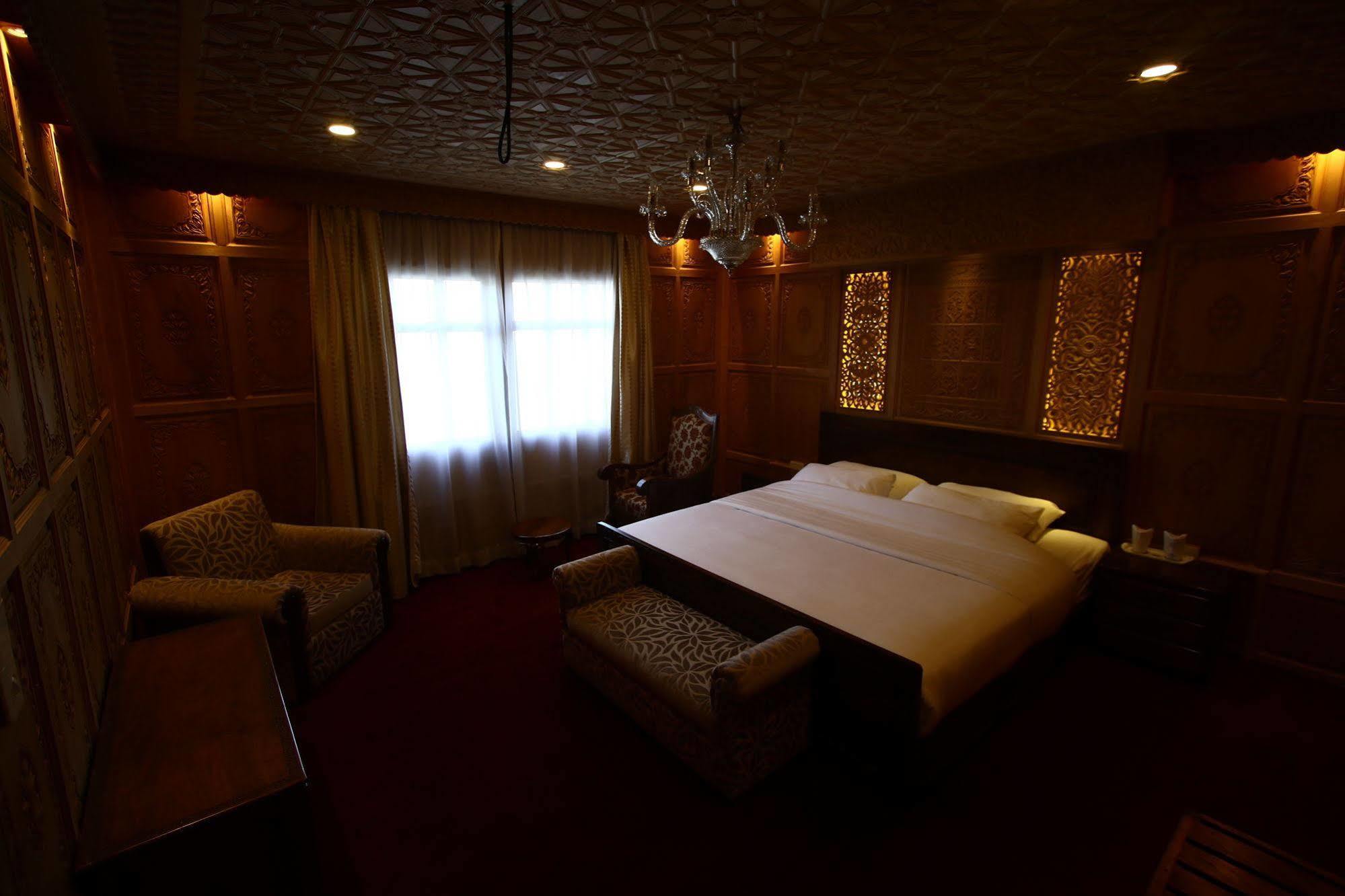 Mascot Houseboats Hotel Srīnagar Exterior foto