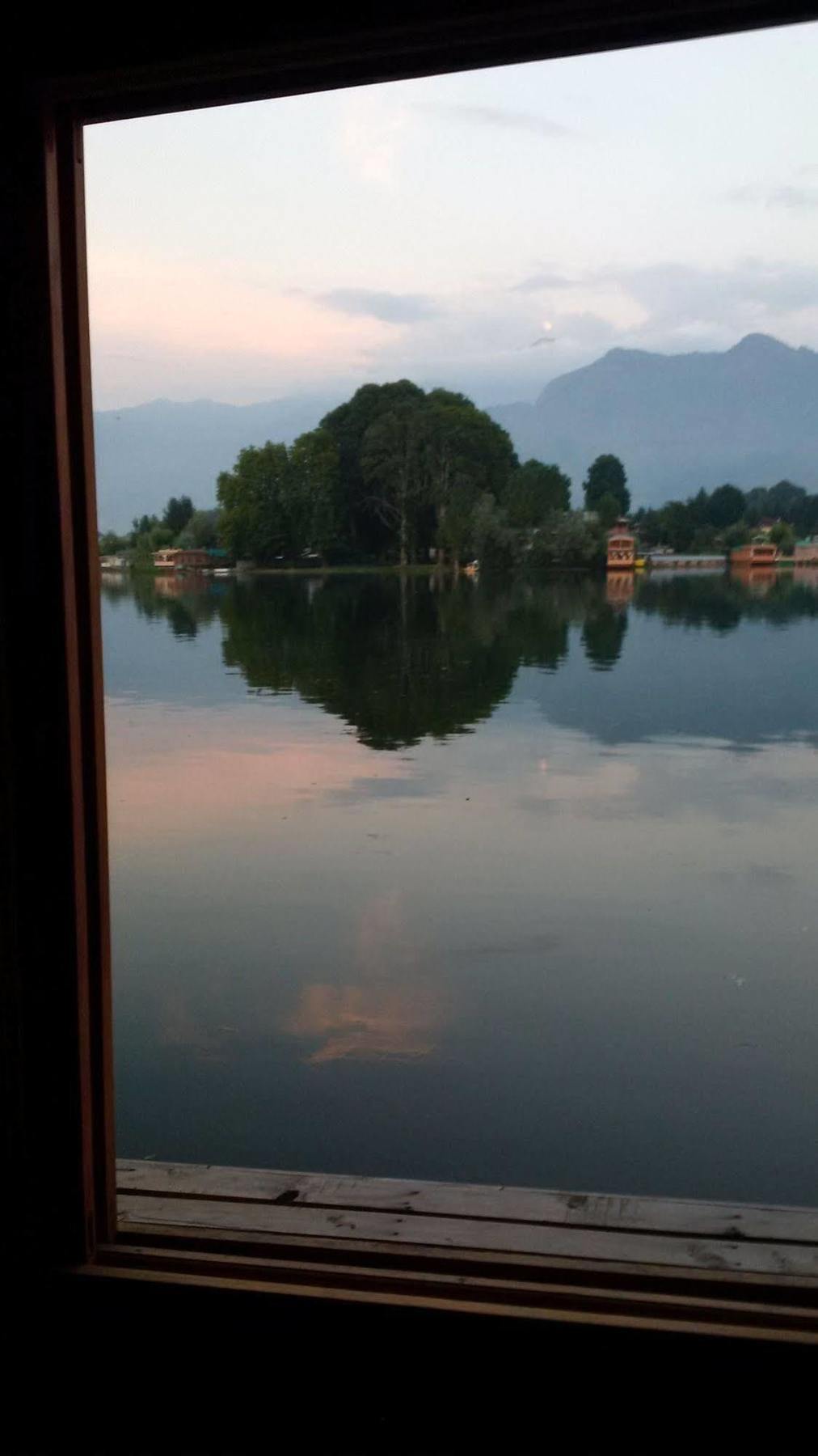 Mascot Houseboats Hotel Srīnagar Exterior foto